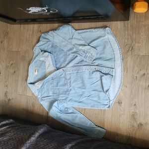 80s style lightweight button up shirt.